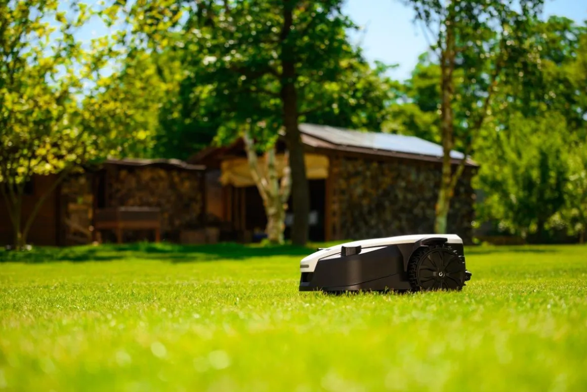 CEDRUS L20 ROBOT KOSZĄCY KOSIARKA AUTOMATYCZNA DO TRAWY 2000m2 C-MOW - OFICJALNY DYSTRYBUTOR - AUTORYZOWANY DEALER CEDRUS