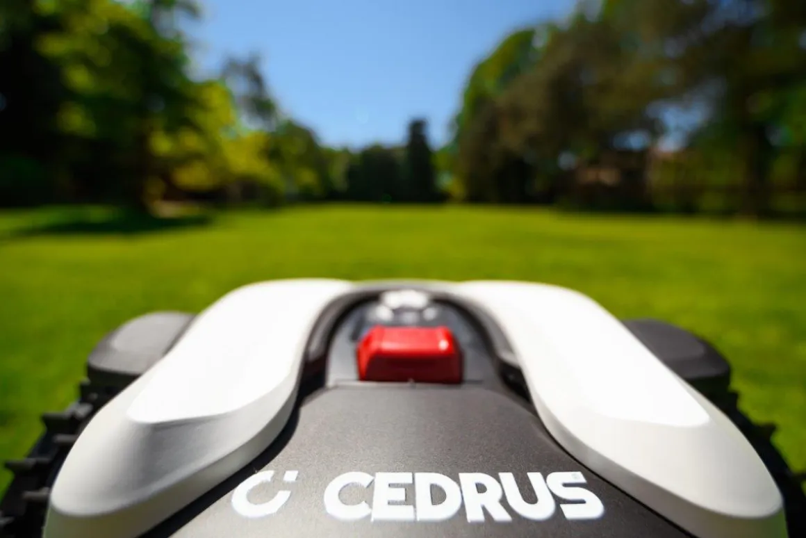 CEDRUS M12+ ROBOT KOSZĄCY KOSIARKA AUTOMATYCZNA DO TRAWY C-MOW 1200m2 - OFICJALNY DYSTRYBUTOR - AUTORYZOWANY DEALER CEDRUS