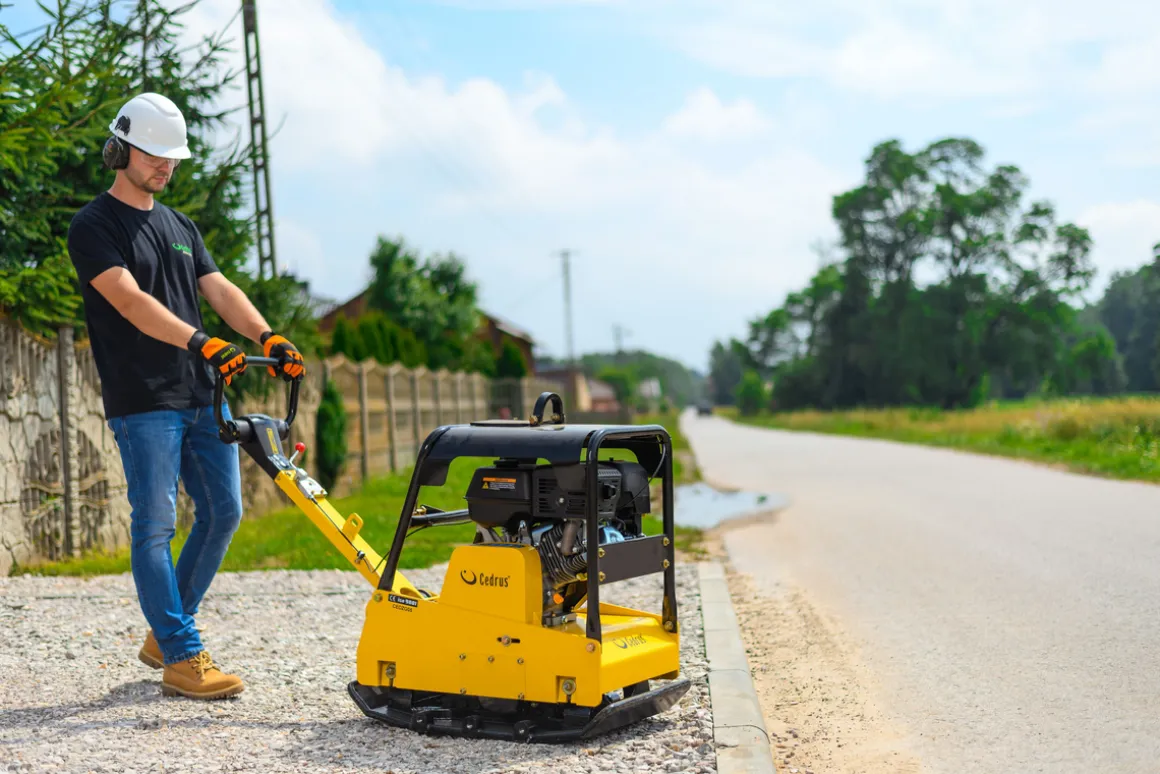 CEDRUS ZG05 ZAGĘSZCZARKA DO GRUNTU SPALINOWA 260 KG Z REWERSEM HYDRAULICZNYM DWUKIERUNKOWA PRZÓD-TYŁ UBIJARKA PŁYTOWA 13 KM + PŁOZY POSZERZAJĄCE - AUTORYZOWANY DEALER CEDRUS