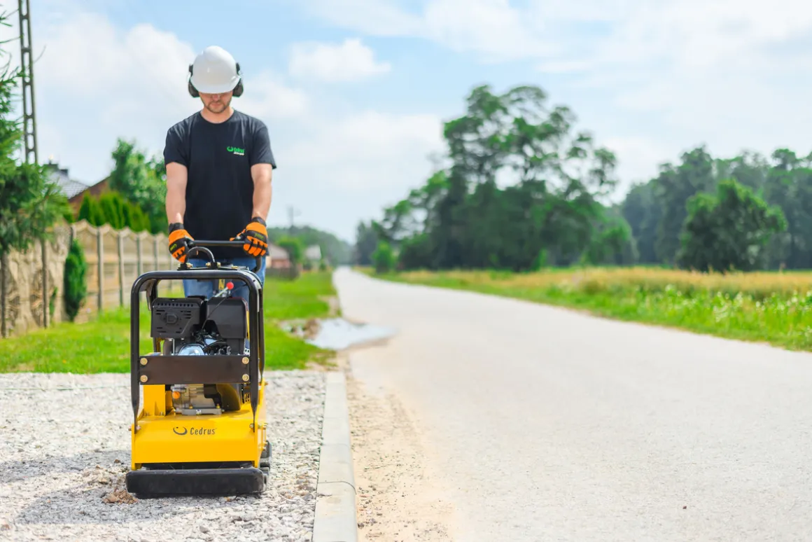 CEDRUS ZG05 ZAGĘSZCZARKA DO GRUNTU SPALINOWA 260 KG Z REWERSEM HYDRAULICZNYM DWUKIERUNKOWA PRZÓD-TYŁ UBIJARKA PŁYTOWA 13 KM + PŁOZY POSZERZAJĄCE - AUTORYZOWANY DEALER CEDRUS