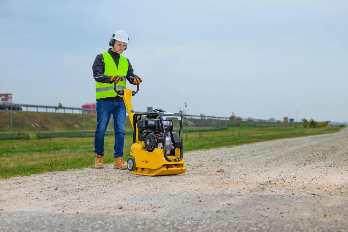 CEDRUS ZG04 ZAGĘSZCZARKA DO GRUNTU SPALINOWA 160 KG Z REWERSEM HYDRAULICZNYM DWUKIERUNKOWA PRZÓD-TYŁ UBIJARKA PŁYTOWA 6,9 KM + KOŁA TRANSPORTOWE - AUTORYZOWANY DEALER CEDRUS