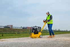 CEDRUS ZG04 ZAGĘSZCZARKA DO GRUNTU SPALINOWA 160 KG Z REWERSEM HYDRAULICZNYM DWUKIERUNKOWA PRZÓD-TYŁ UBIJARKA PŁYTOWA 6,9 KM + KOŁA TRANSPORTOWE - AUTORYZOWANY DEALER CEDRUS