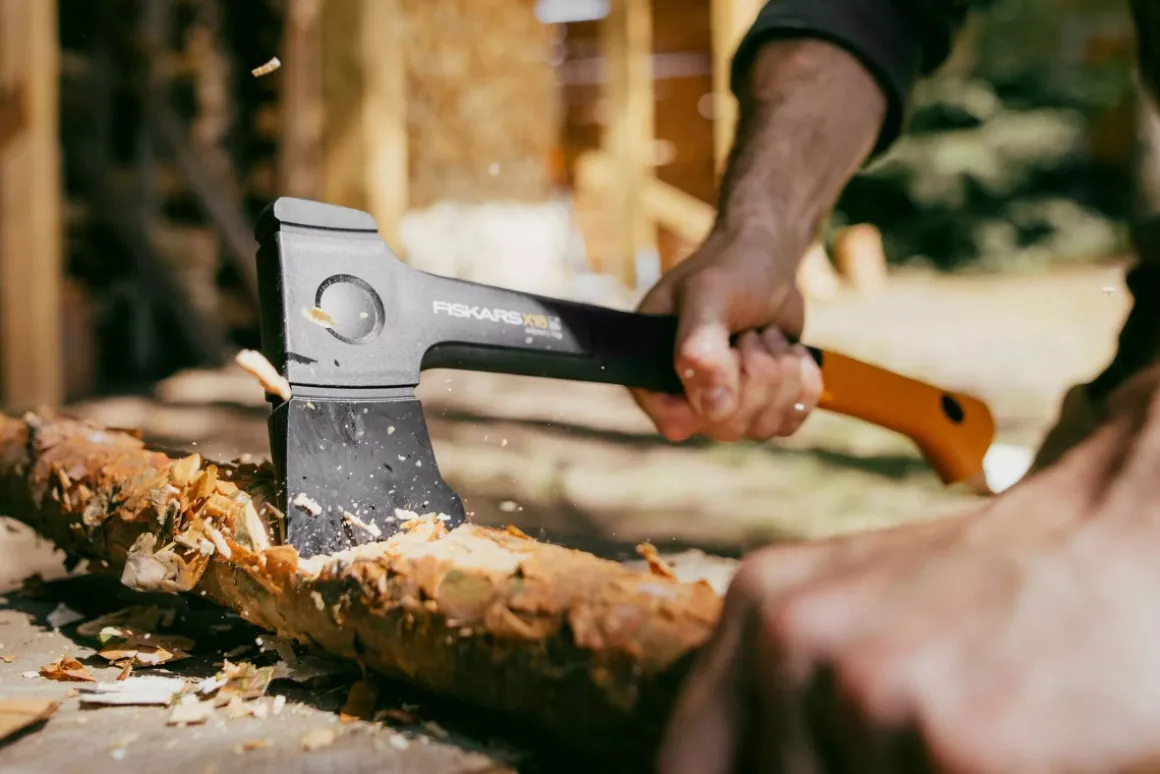 FISKARS X18 SIEKIERA UNIWERSALNA ROZŁUPUJĄCA DO DREWNA Fiskars X18 S 1069103 - OFICJALNY DYSTRYBUTOR - AUTORYZOWANY DEALER FISKARS