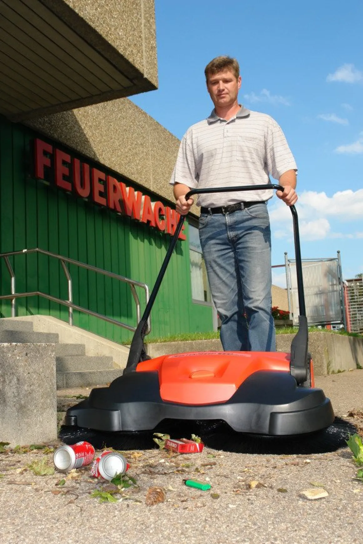 HAAGA 697 ZAMIATARKA ELEKTRYCZNA AKUMULATOROWA RĘCZNA PROWADZONA URZĄDZENIE SPRZĄTAJĄCE Z SYSTEMEM TURBO 97cm KLASA PREMIUM OO-OTHHA697 EWIMAX-OFICJALNY DYSTRYBUTOR - AUTORYZOWANY DEALER HAAGA