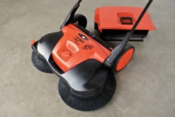 HAAGA 697 ZAMIATARKA ELEKTRYCZNA AKUMULATOROWA RĘCZNA PROWADZONA URZĄDZENIE SPRZĄTAJĄCE Z SYSTEMEM TURBO 97cm KLASA PREMIUM OO-OTHHA697 EWIMAX-OFICJALNY DYSTRYBUTOR - AUTORYZOWANY DEALER HAAGA