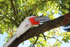 IKRA ICPS2020 PODKRZESYWARKA PIŁA PILARKA PRZECINARKA AKUMULATOROWA NA WYSIĘGNIKU DO DREWNA GAŁĘZI 20 cm / 20 V 2,0 Ah PREMIUM OB-IKRICPS2020 EWIMAX - OFICJALNY DYSTRYBUTOR - AUTORYZOWANY DEALER IKRA
