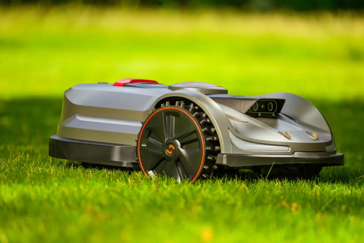 Robot koszący Sunseeker X7 Elite RTK 3000m2 bezprzewodowy