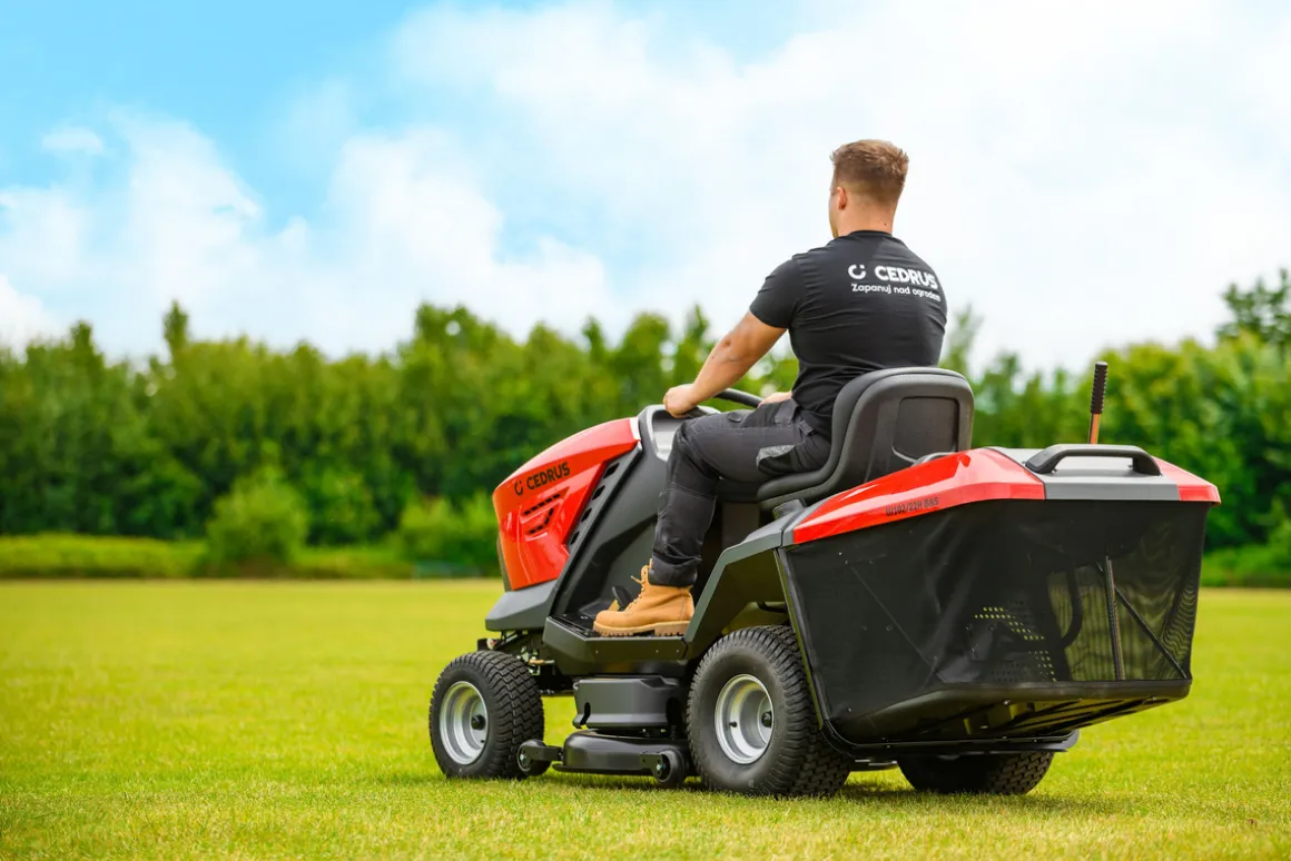 TRAKTOREK CEDRUS STARJET UJ 102/22H TRAKTOREK OGRODOWY SECO KOSIARKA SAMOJEZDNA SPALINOWA DO TRAWY 22KM / 102cm HYDROSTATIC - OFICJALNY DYSTRYBUTOR - AUTORYZOWANY DEALER CEDRUS