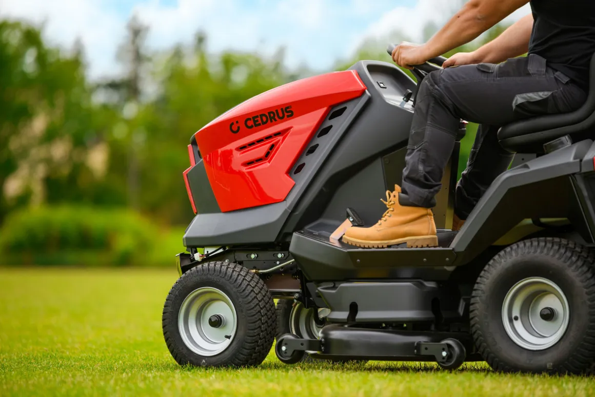 TRAKTOREK CEDRUS STARJET UJ 102/22H TRAKTOREK OGRODOWY SECO KOSIARKA SAMOJEZDNA SPALINOWA DO TRAWY 22KM / 102cm HYDROSTATIC - OFICJALNY DYSTRYBUTOR - AUTORYZOWANY DEALER CEDRUS