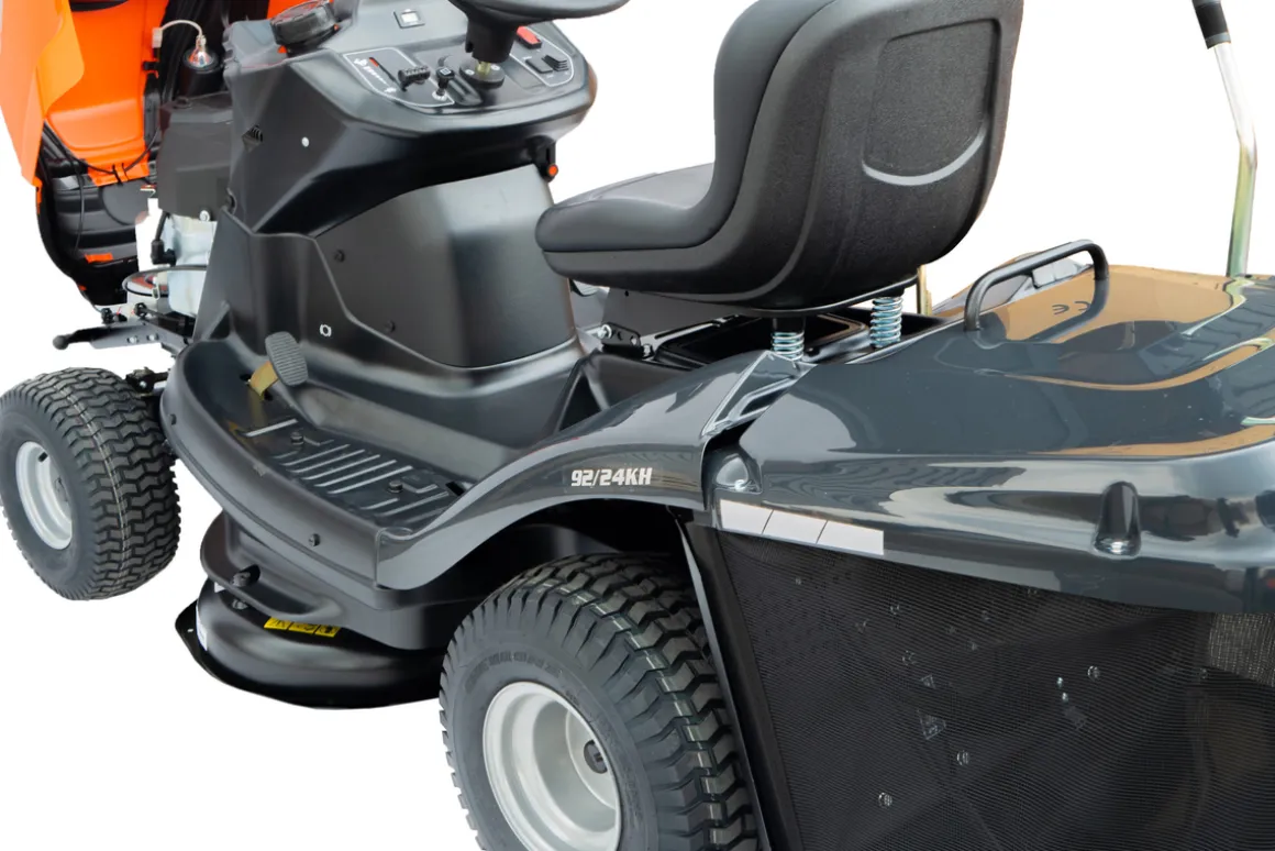 TRAKTOREK OLEO MAC OM 92/24KH TRAKTOREK OGRODOWY KOSIARKA SAMOJEZDNA SPALINOWA DO TRAWY OM92 HYDROSTATIC PREMIUM 68129090 - OFICJALNY DYSTRYBUTOR - AUTORYZOWANY DEALER OLEO-MAC