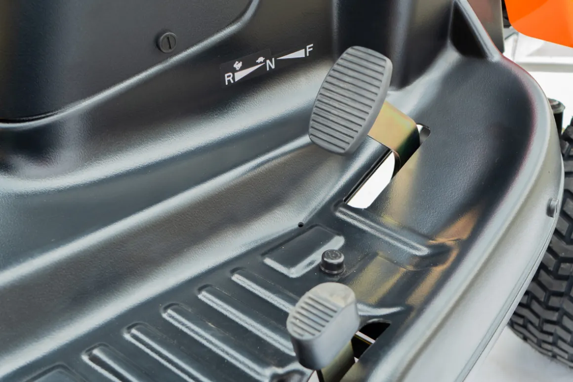 TRAKTOREK OLEO MAC OM 92/24KH TRAKTOREK OGRODOWY KOSIARKA SAMOJEZDNA SPALINOWA DO TRAWY OM92 HYDROSTATIC PREMIUM 68129090 - OFICJALNY DYSTRYBUTOR - AUTORYZOWANY DEALER OLEO-MAC