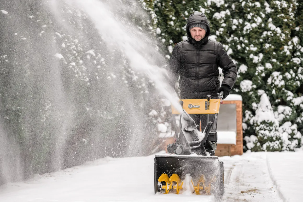 Zamiatarka spalinowa Cedrus ZM06E 4w1 z napędem i odśnieżarką