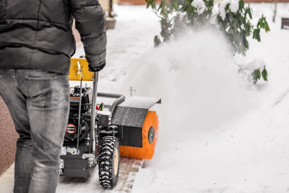 Zamiatarka spalinowa Cedrus ZM06E 4w1 z napędem i odśnieżarką