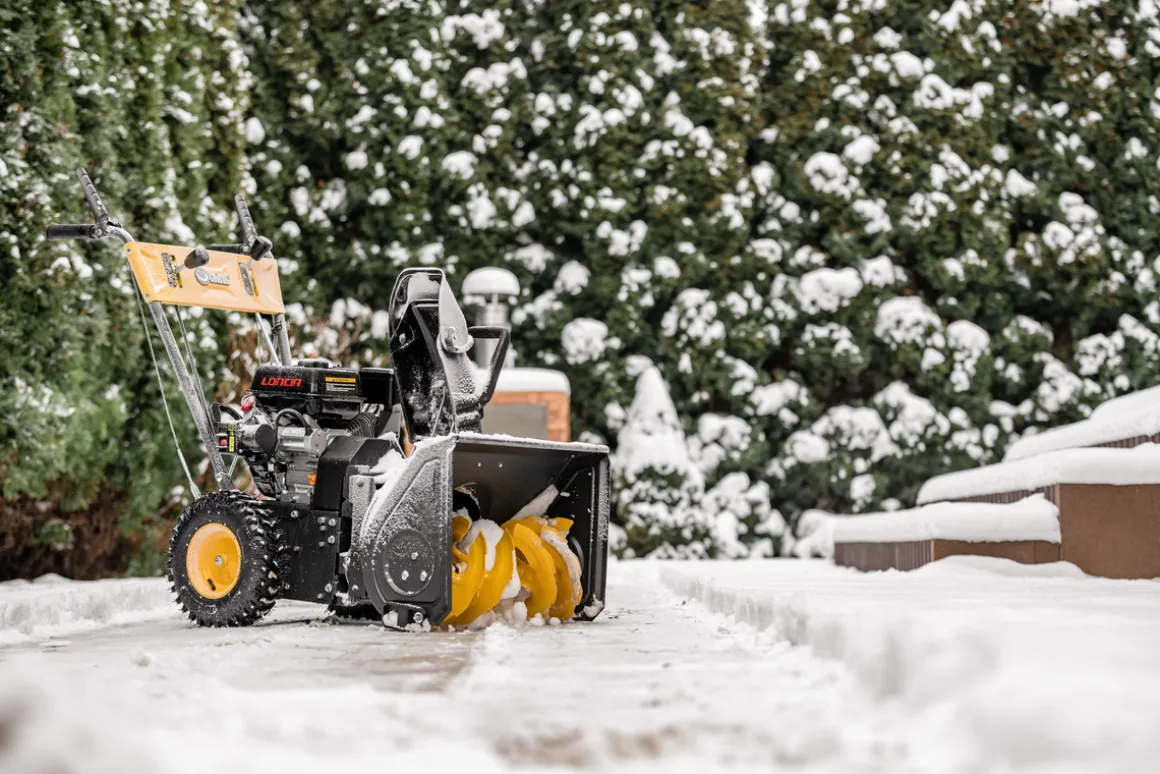 Zamiatarka spalinowa Cedrus ZM06E 4w1 z napędem i odśnieżarką