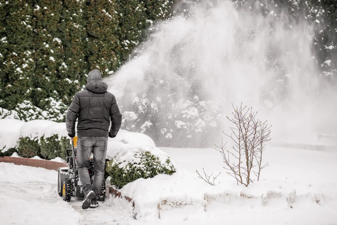 Zamiatarka spalinowa Cedrus ZM06E 4w1 z napędem i odśnieżarką