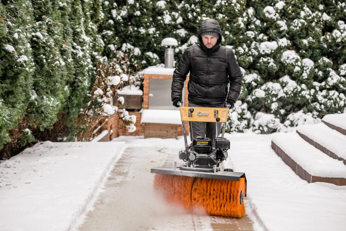 Zamiatarka spalinowa Cedrus ZM06E 4w1 z napędem i odśnieżarką
