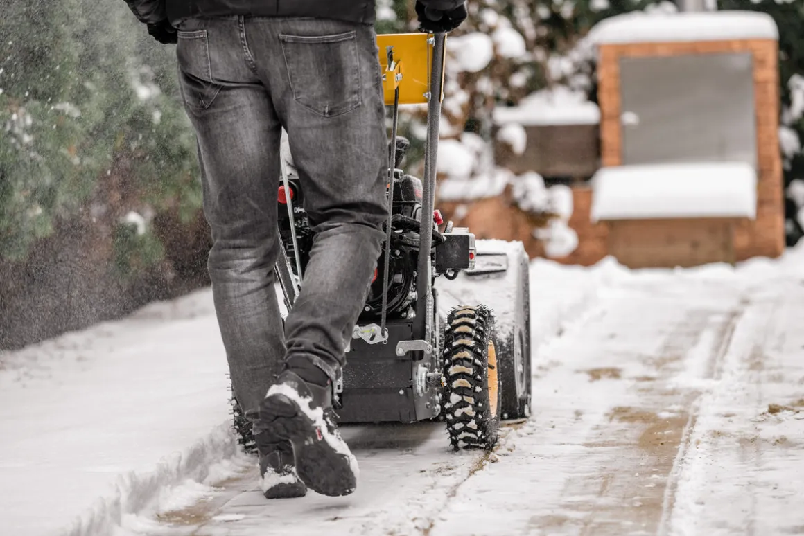 Zamiatarka spalinowa Cedrus ZM06E 4w1 z napędem i odśnieżarką